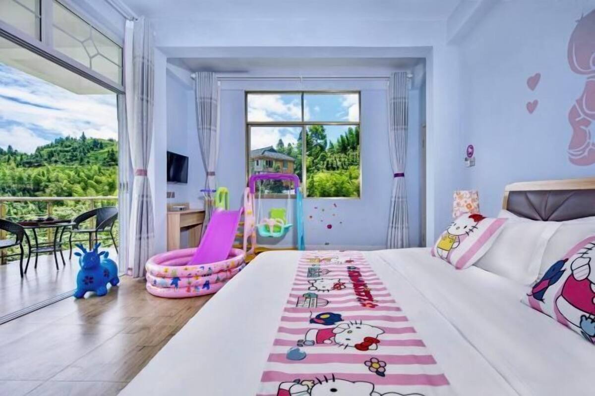 Une pièce avec un lit, une fenêtre, une chaise et une vue sur la verdure.