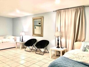 4 bedrooms, iron/ironing board, travel crib, WiFi - The Ultimate Escape. Unpack, Relax, Enjoy!Sleeps14 (Elmhurst)