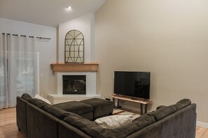 Smart TV, chimenea y impresora 