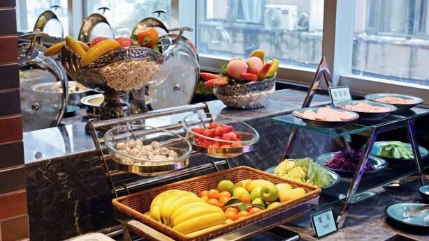 Buffet variat amb fruites, verdures i carns.