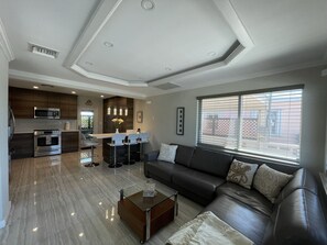 تلفزيون ذكي، مدفأة، ستيريو