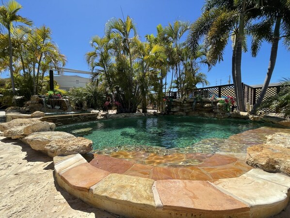 حمّام سباحة خارجي، حمّام سباحة مُدفَّأ