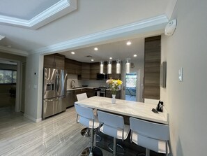 ثلاجة، ميكروويف، فرن، موقد طهي مسطح