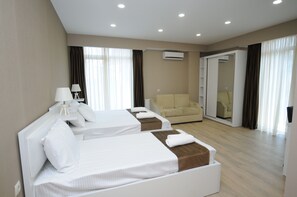 Driepersoonskamer | Luxe beddengoed, een strijkplank/strijkijzer, gratis wifi, beddengoed