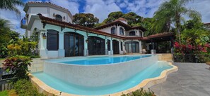 Una piscina a sfioro