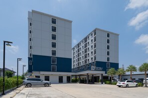 Free self parking - Cozy Blu Suvarnabhumi  (Bang Phli)