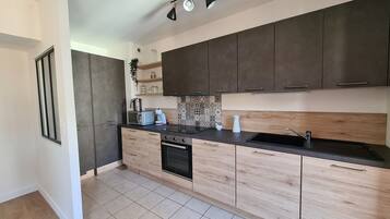 Réfrigérateur, micro-ondes, four, plaque de cuisson