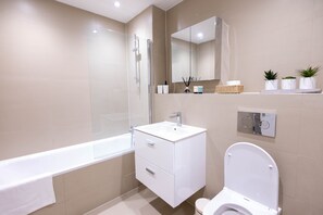 Bathroom - Flat 5 Vivian Court (Hemel Hempstead)