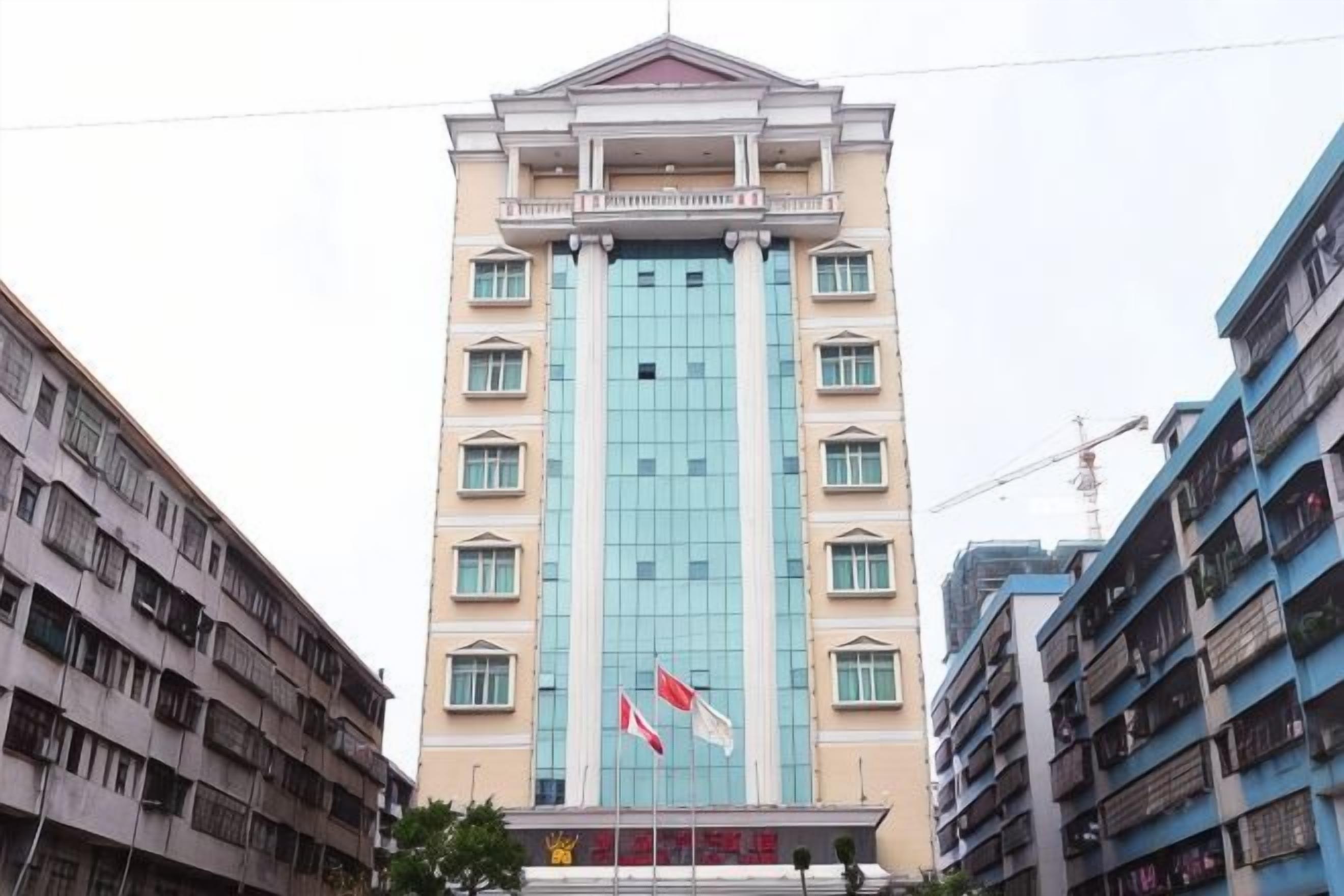 Un edificio de varios pisos con un atrio central, ventanas amplias y una fachada simétrica.