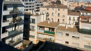 A residential area with multi-story buildings, balconies, and a clear blue sky. - South-facing, pleasant, quiet 65 ㎡ (Montpellier)