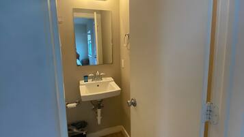 Doppelzimmer | Badezimmer | Duschwanne, kostenlose Toilettenartikel, Handtücher