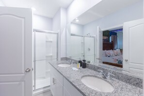 Combined shower/tub, free toiletries, hair dryer, towels