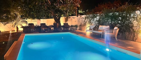 Una piscina al aire libre