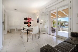 TV - Villa with Large Garden and Pool for Exclusive Use - Max 8 Guests (Marina di Ragusa)