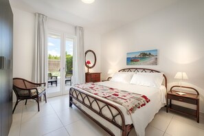 3 bedrooms, desk, iron/ironing board, travel cot - Villa with Large Garden and Pool for Exclusive Use - Max 8 Guests (Marina di Ragusa)