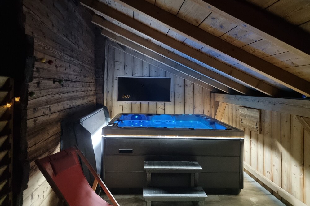 Detached house with private jacuzzi