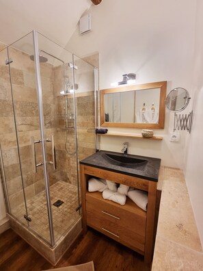 Dusche, Haartrockner, Handtücher, Seife