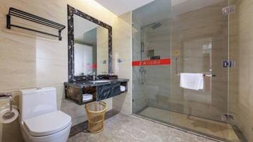Ein modernes Badezimmer mit Duschkabine aus Glas, Marmorwaschtisch und Toilette.