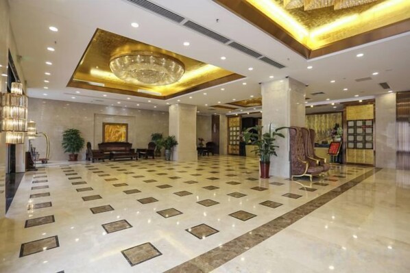 A spacious lobby with a checkered floor, a grand chandelier, and a piano. - Jialida Hotel (Guangzhou)