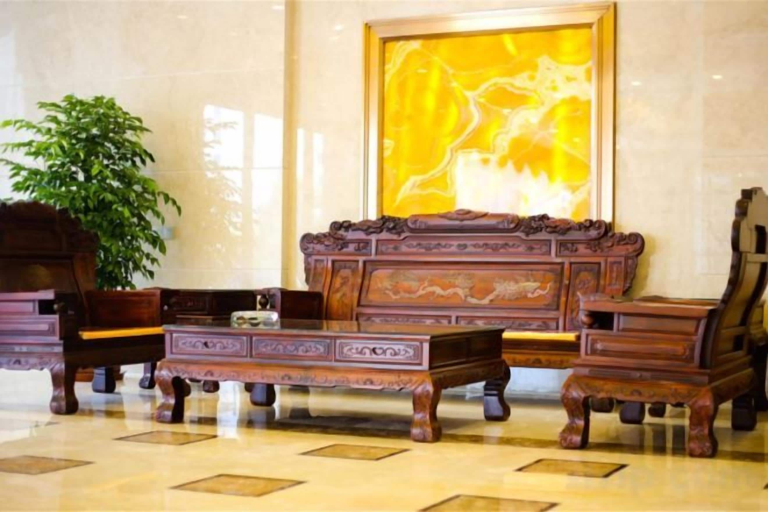 Un vestíbulo con un mueble de madera grande, un sofá y una mesita de centro.