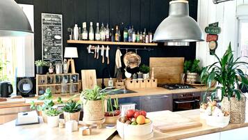 Een koelkast, een microgolfoven, een oven, een kookplaat