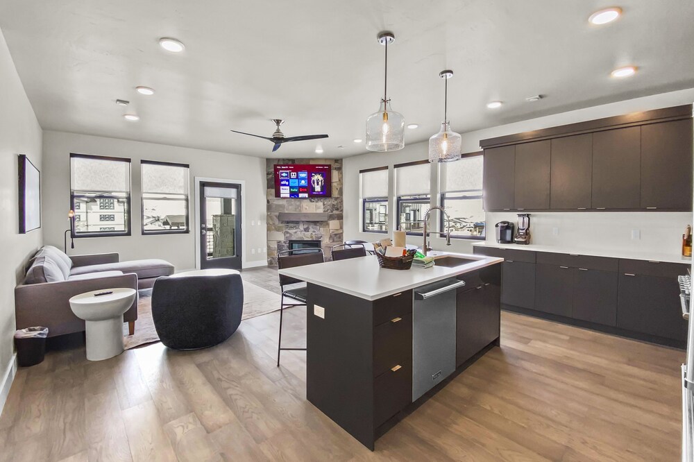 New Build! Gorgeous Jordanelle Mountain Retreat w/ AC! Close to Skiing and Lake!