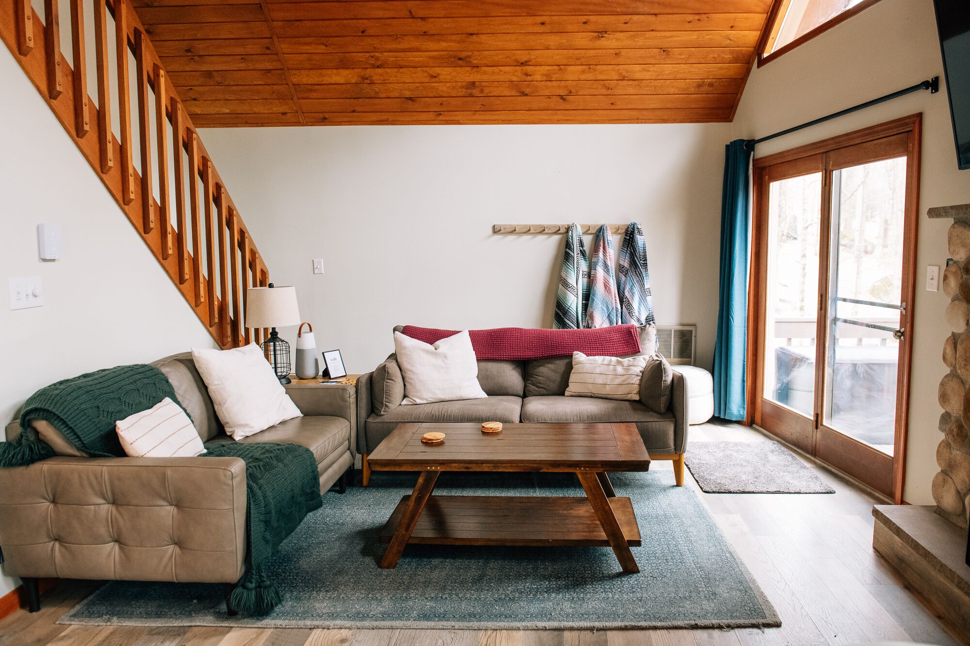 Cozy Pocono Lake Chalet / No Amenity Fees After Booking