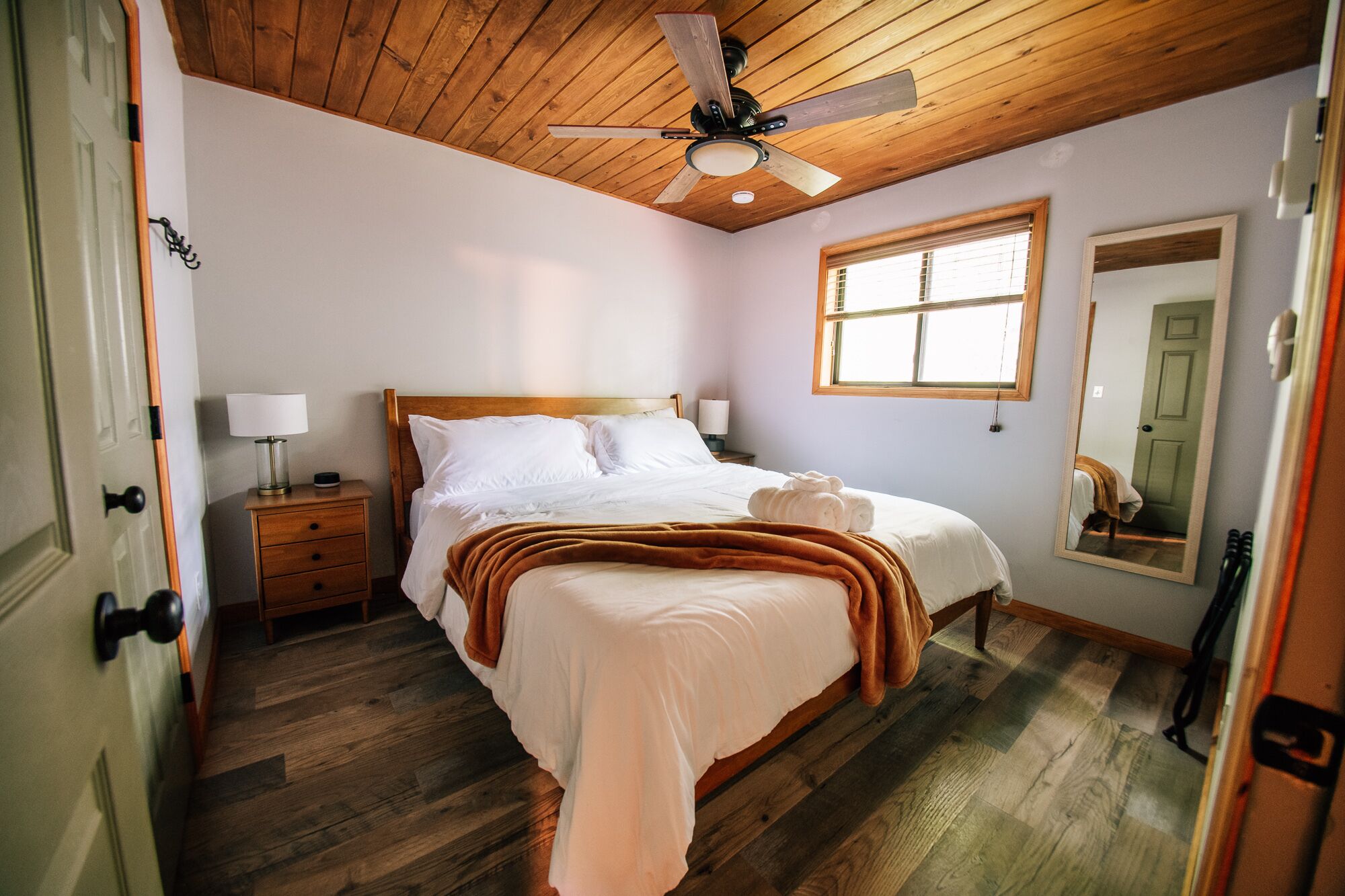 Cozy Pocono Lake Chalet / No Amenity Fees After Booking