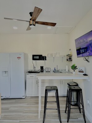 Refrigerador, microondas, parrilla de estufa y cafetera y tetera 