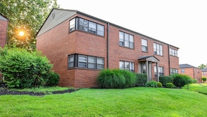 Unclassified image, 2 of 10, button - Convenient Apt W/shopping, Dining & Freeways (St. Louis)