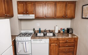 Een oven, een kookplaat, een vaatwasser