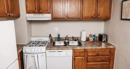 Convenient Apt W/shopping, Dining & Freeways