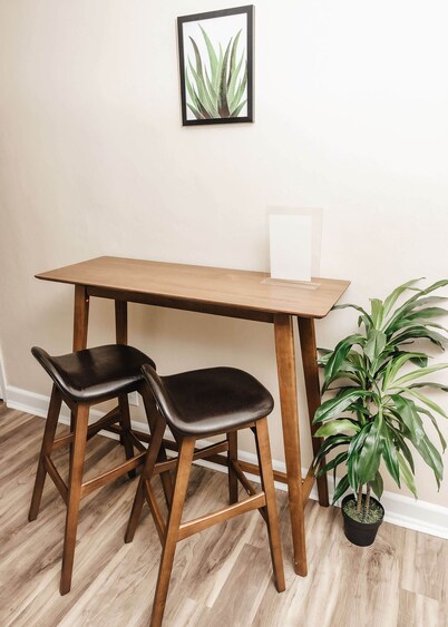 Convenient Apt W/shopping, Dining & Freeways