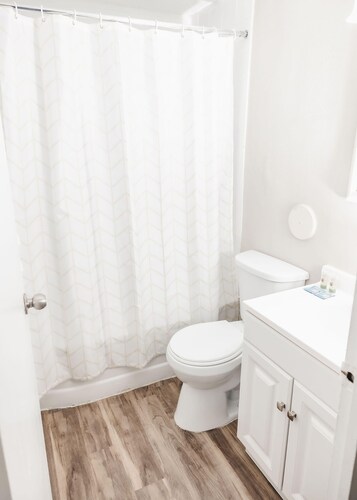 Convenient Apt W/shopping, Dining & Freeways