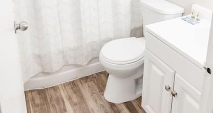 Convenient Apt W/shopping, Dining & Freeways