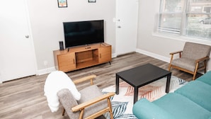 Unclassified image, 5 of 10, button - Convenient Apt W/shopping, Dining & Freeways (St. Louis)