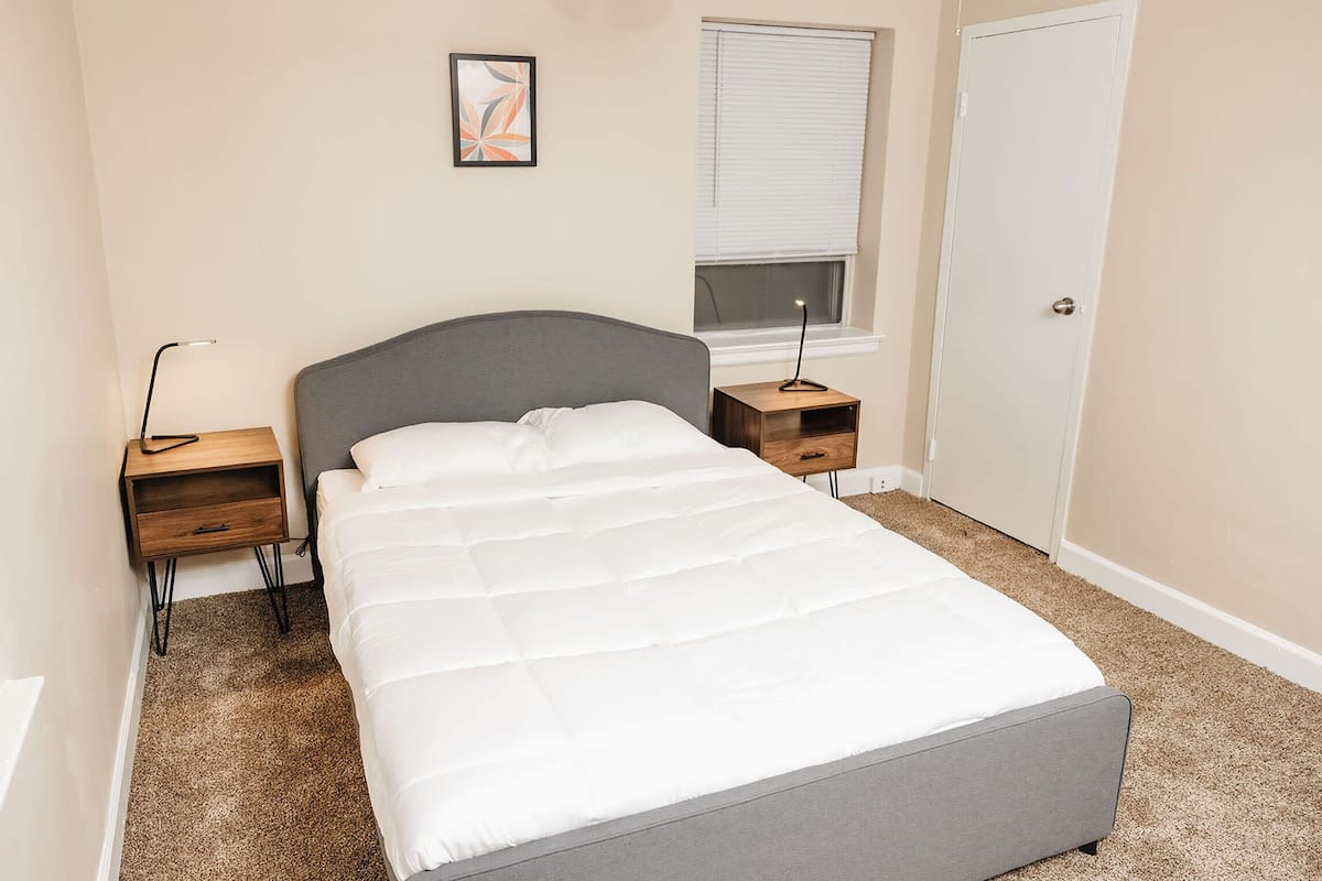 2 kamar tidur, meja kerja, dan seprai linen