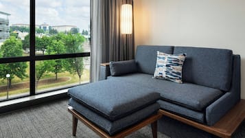 Standaard kamer, 1 kingsize bed met slaapbank | Woonruimte | Een 60-inch flatscreentelevisie met kabelzenders