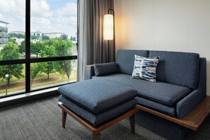 標準客房, 1 張特大雙人床和 1 張沙發床 | 起居區 | 60-吋平面電視，提供有線頻道