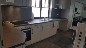 Een koelkast, een microgolfoven, een oven, een kookplaat