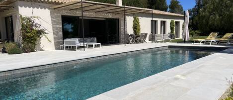 Et oppvarmet basseng