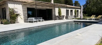 Recent single-storey villa with sea view close to La Réserve hotel
