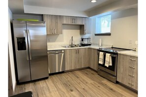 Kylskåp, mikrovågsugn, ugn och spishäll