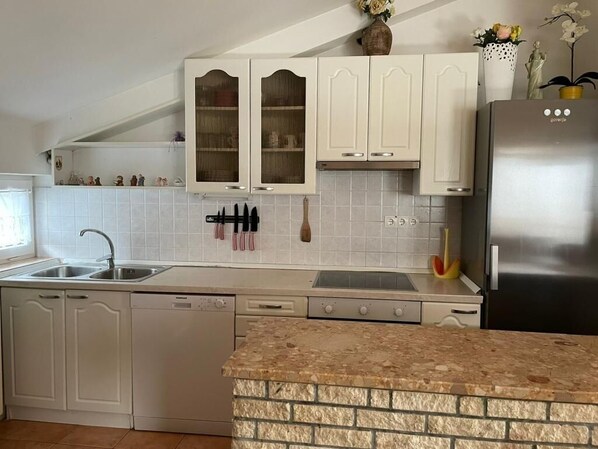 Refrigerador, horno, lavavajillas y cafetera y tetera 