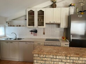 Fridge, oven, dishwasher, coffee/tea maker