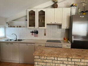 Fridge, oven, dishwasher, coffee/tea maker