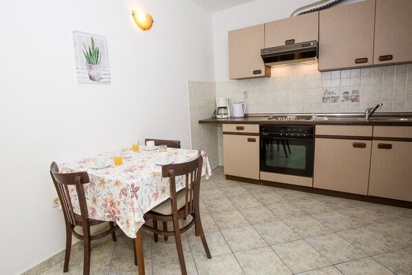 Fridge, microwave, oven, coffee/tea maker