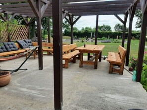 Outdoor dining - Vacation apartment on a large, idyllic farm complex (Waddeweitz)