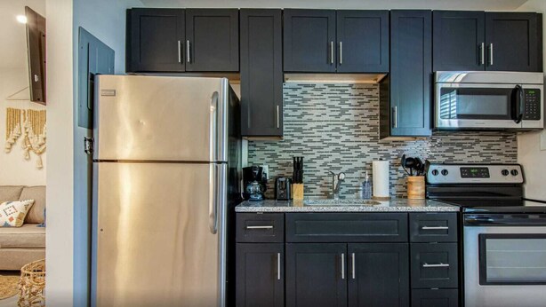 Studio (1 Bedroom) | Private kitchen | Microwave, oven, stovetop, dining tables - Centrally Located Studio Near Downtown (Nashville)