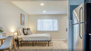 Studio (1 Bedroom) | 1 bedroom, desk, bed sheets - Centrally Located Studio Near Downtown (Nashville)